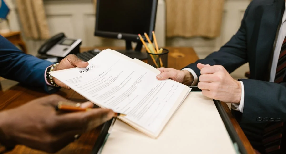 Le rôle et les tarifs d’un avocat spécialisé en droit automobile : comment choisir efficacement ?
